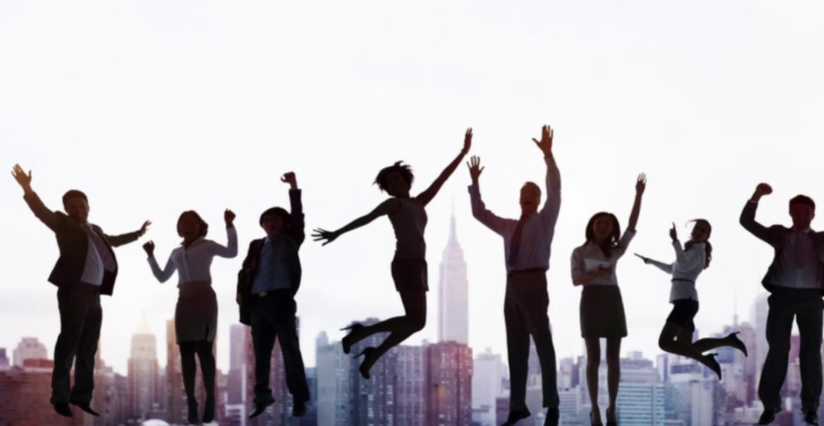 Consultant lucrând cu client la analiza impactului inflației asupra bugetului personal